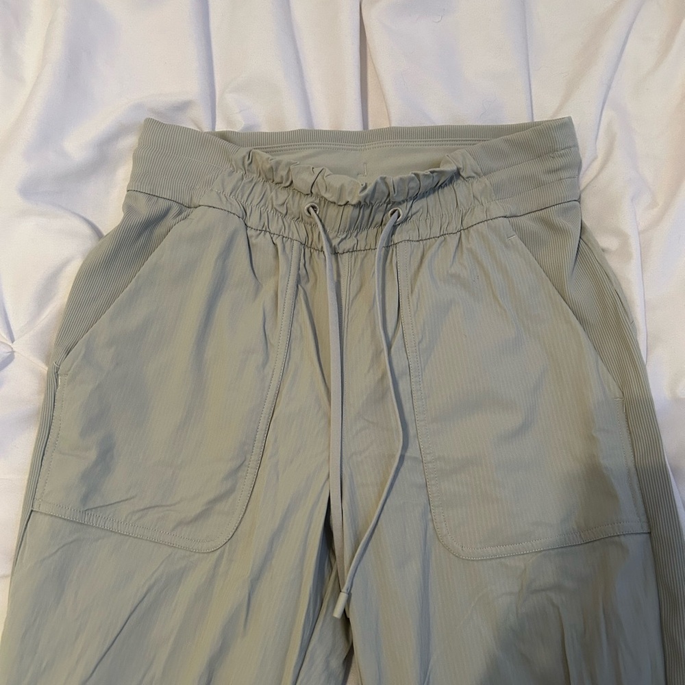 SOLD 🍋 LULULEMON Beyond the Studio Jogger